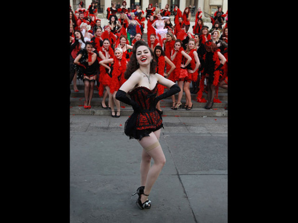 Эротические танцы в новогоднем Лондоне (фотоотчет)