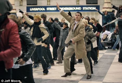 Массовый танец в Лондоне на Liverpool Street (видео)