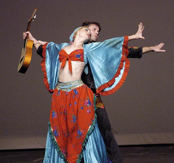 Шаги и главные движения дамского цыганского танца