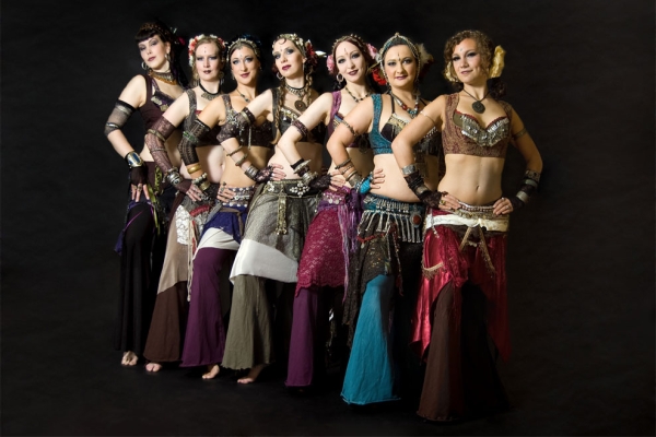 Краса египетского фольклора в ритмах пользующегося популярностью танца Хагалла