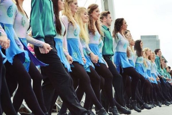 Новый танцевальный рекорд: в Дублине выстроили самую длинноватая линию танцоров Riverdance