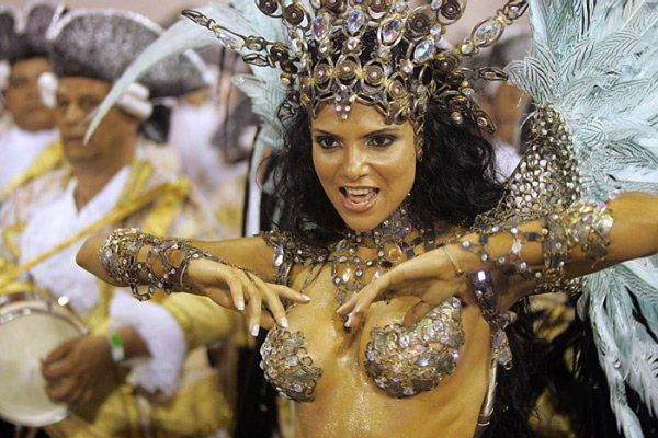 Праздничек танца на бразильском карнавале в Рио-де-Жанейро