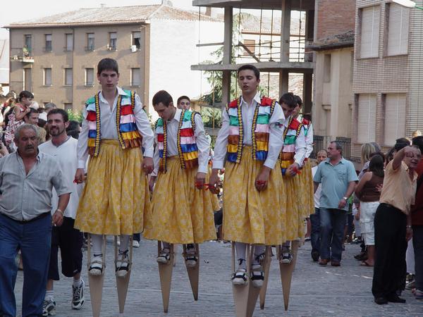 Danza de los Zancos: танцоры на ходулях в Ангиано
