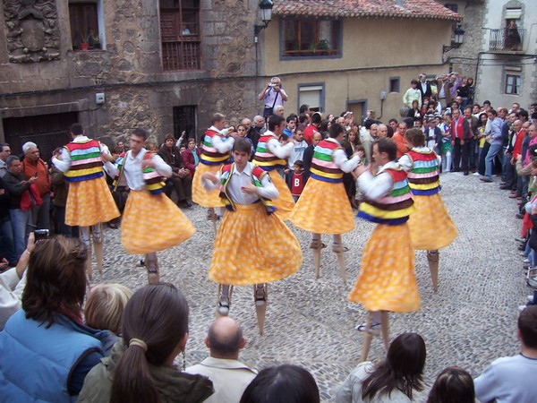 Danza de los Zancos: танцоры на ходулях в Ангиано