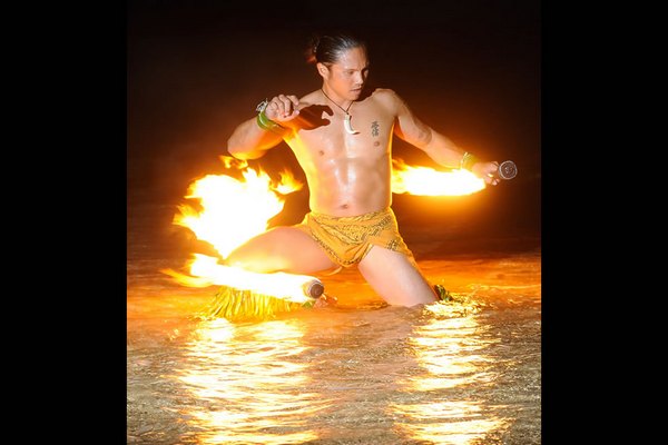Самоанский танец пламенных ножей - супер файер-шоу