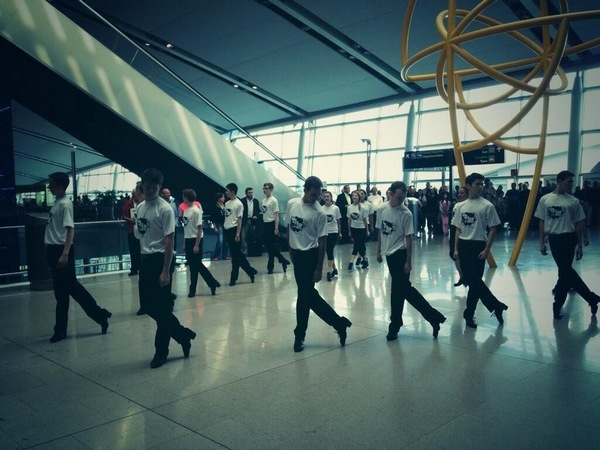 Take the floor 2013: флешмоб ирландских танцоров в аэропорту Дублина